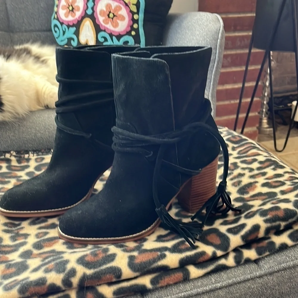 Aldo heeled Suede lace up boot size 8 1/2 .  Pristine condition.  Beautiful boot